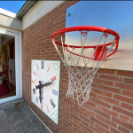 Lernuhr und Basketballkorb im Garten der Kita St. Martin © Kindergartennetzwerk Bad Godesberg